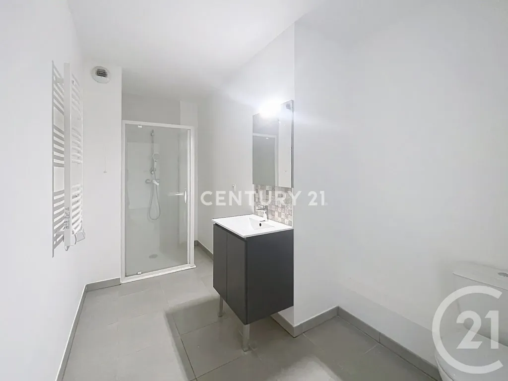 Salles de bain - Studio avec Ascenseur et Parking à Peypin