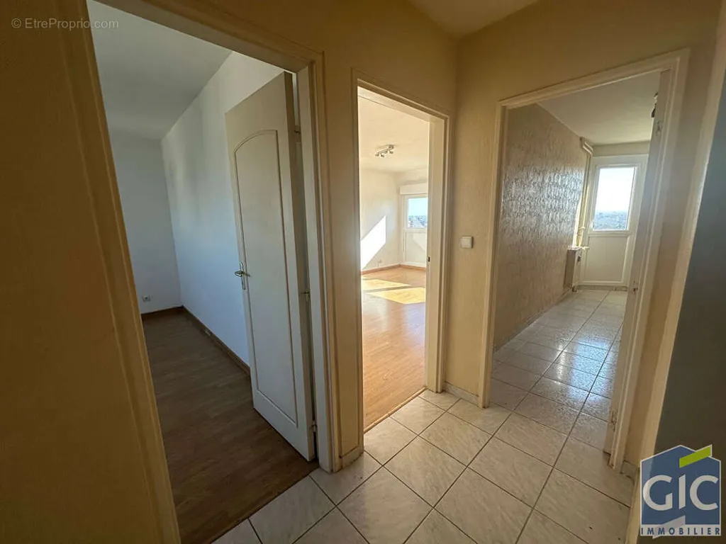 Esik - Large 2-Bed Flat with Panoramic View in Herouville