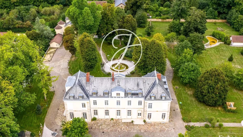 Õhuvaade - Château with Pool and 16 Bedrooms in Poigny