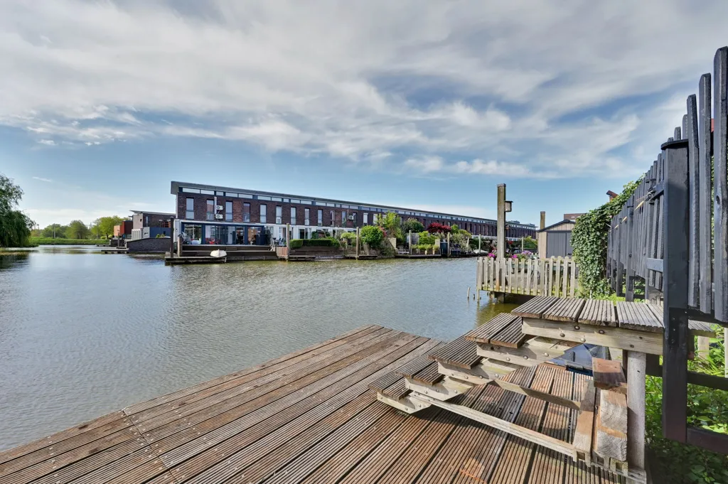 Terrasse - Waterfront Villa with Terrace in Wateringse Veld