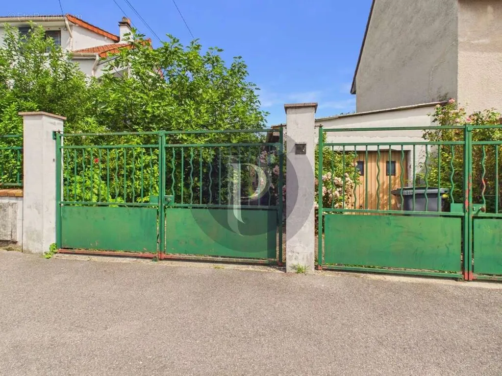 Extérieur - Maison avec Jardin et Garage dans le Quartier du Golf à Igny