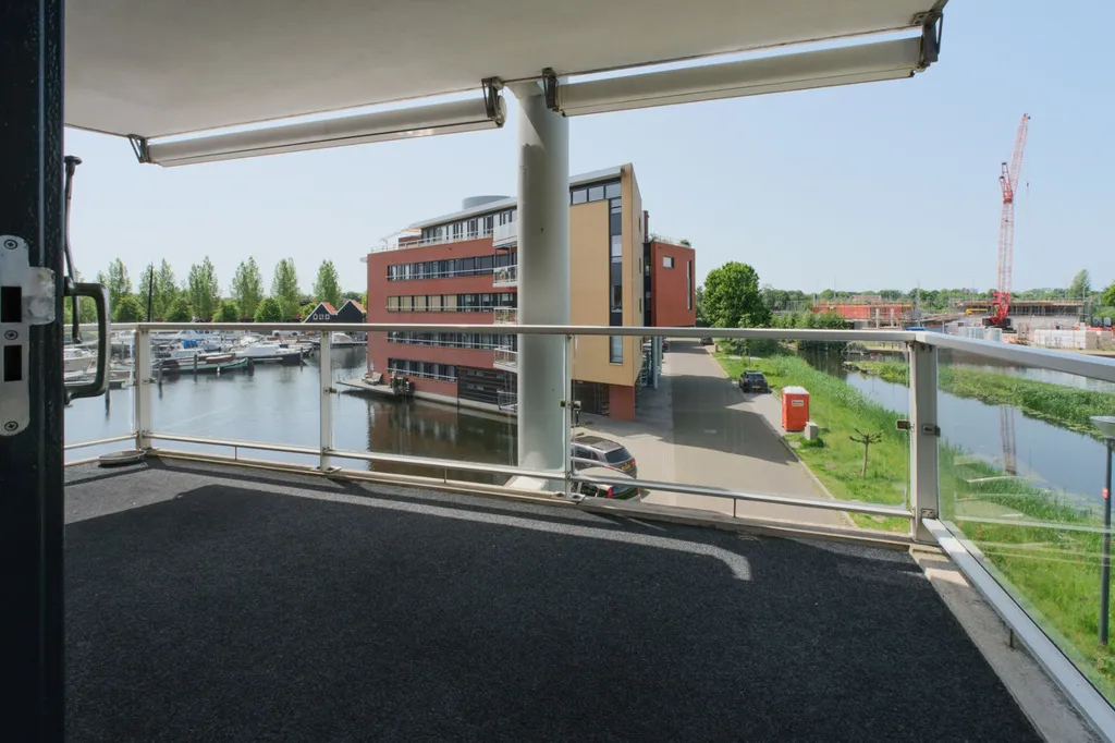 Balcon - Waterfront Flat with Dual Views in Almelo