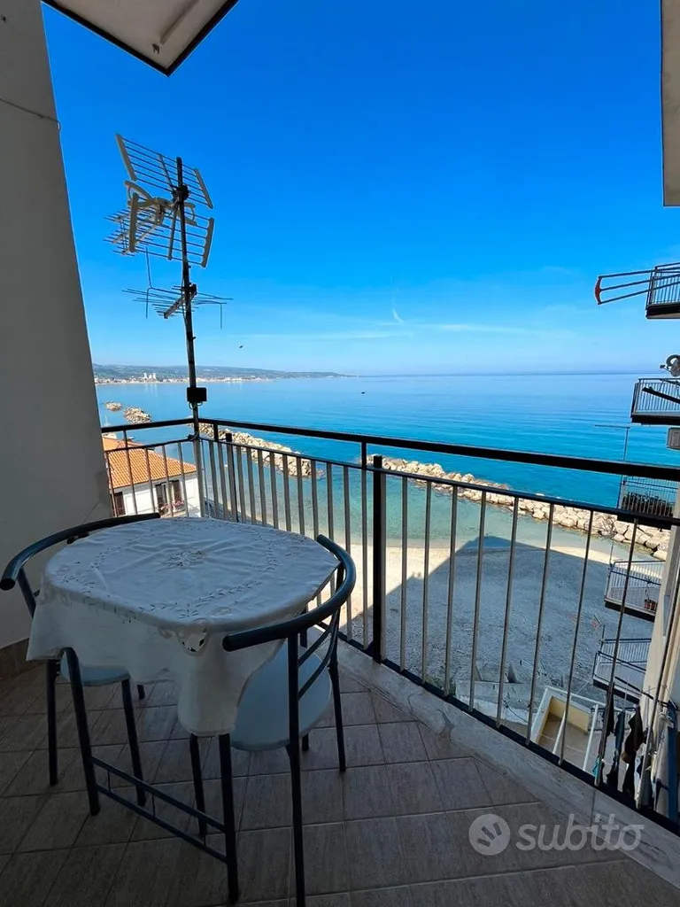 Balcon - Seafront Apartment with Balcony in Pizzo