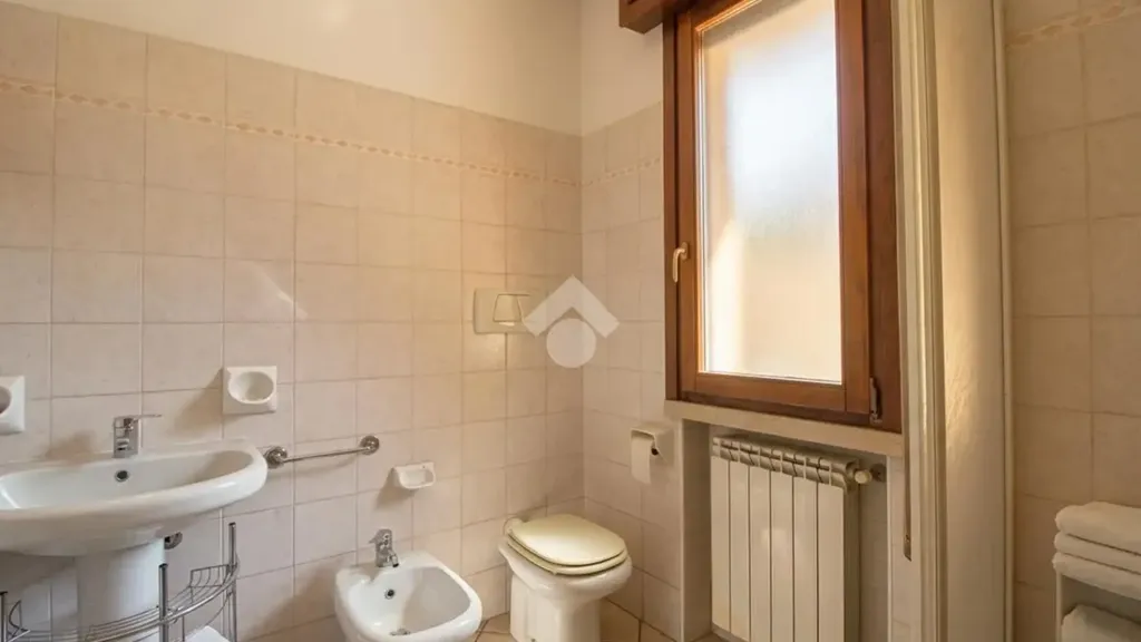 Salles de bain - Ground Floor Trilocale with Private Garage in Dello