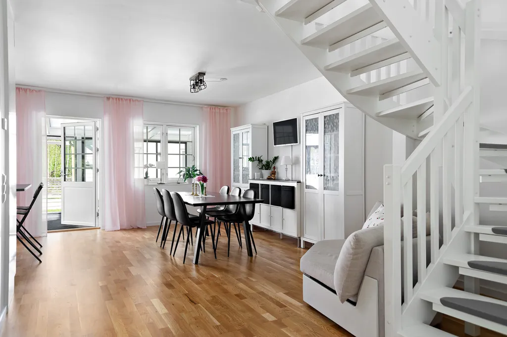 Sala da pranzo - Apartment with Garden in Norra Bro