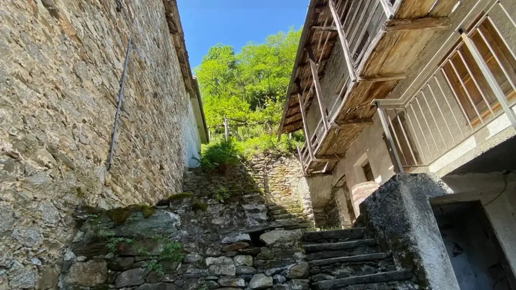 Pièces - Rustic Cottage with Balcony in Samolaco