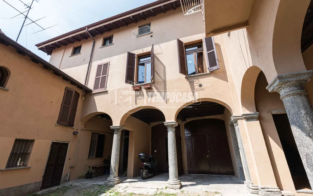 Giardino - Bright Trilocale with Loggia in Bosisio Parini