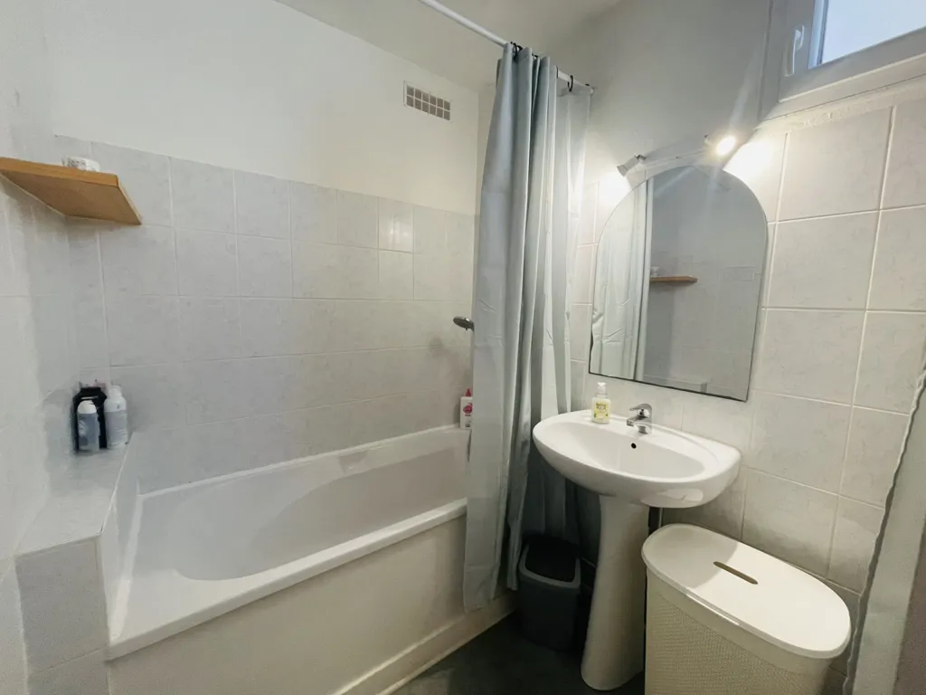 Bathrooms - Bright Apartment with Balcony in Poitiers