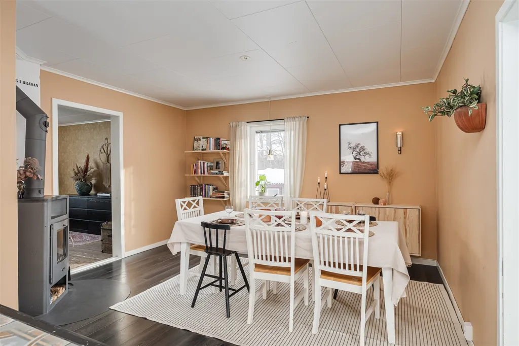 Dining Room - Charming Older House with Garden in Ramvik
