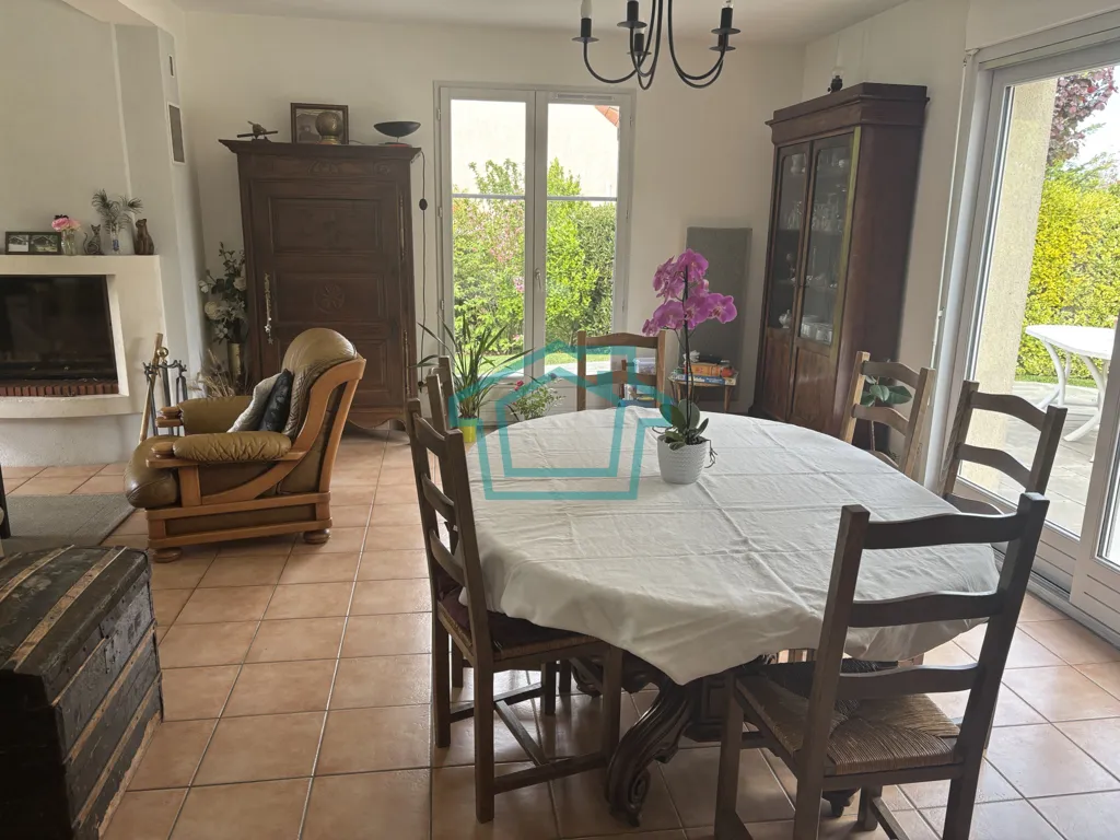 Salle à manger - Maison Individuelle avec Double Garage dans un Environnement Calme