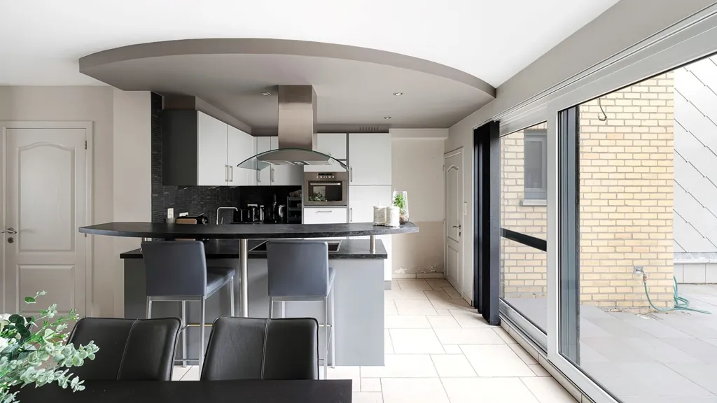 Köök - Spacious House with Sunny Garden in Heist Centre