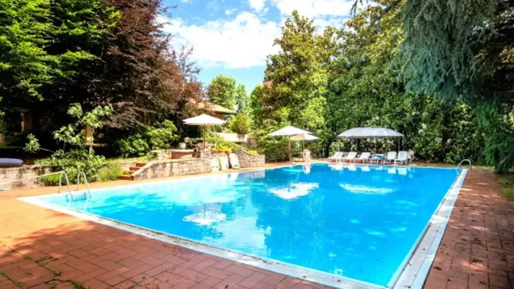 Piscine - Luxury Villa with Pool in Cairate, Lombardy