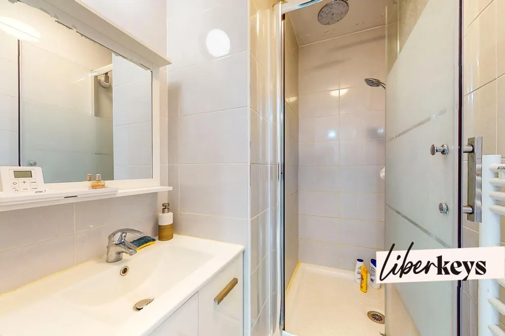 Bagni - Spacious 5-Bedroom Flat with Balcony in Bondy