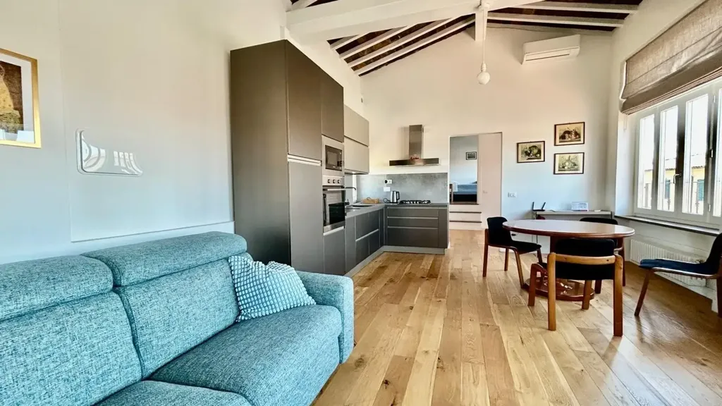 Elutuba - Triplex with Terrazzo in Campi Bisenzio