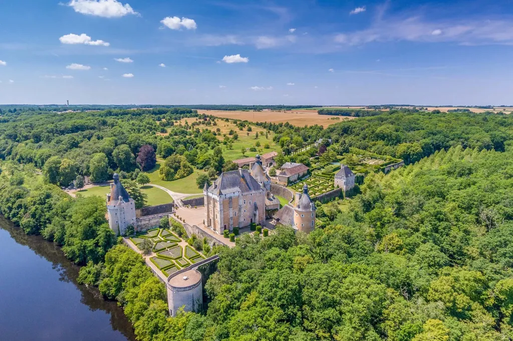 Õhuvaade - Medieval Château with River View near Poitiers