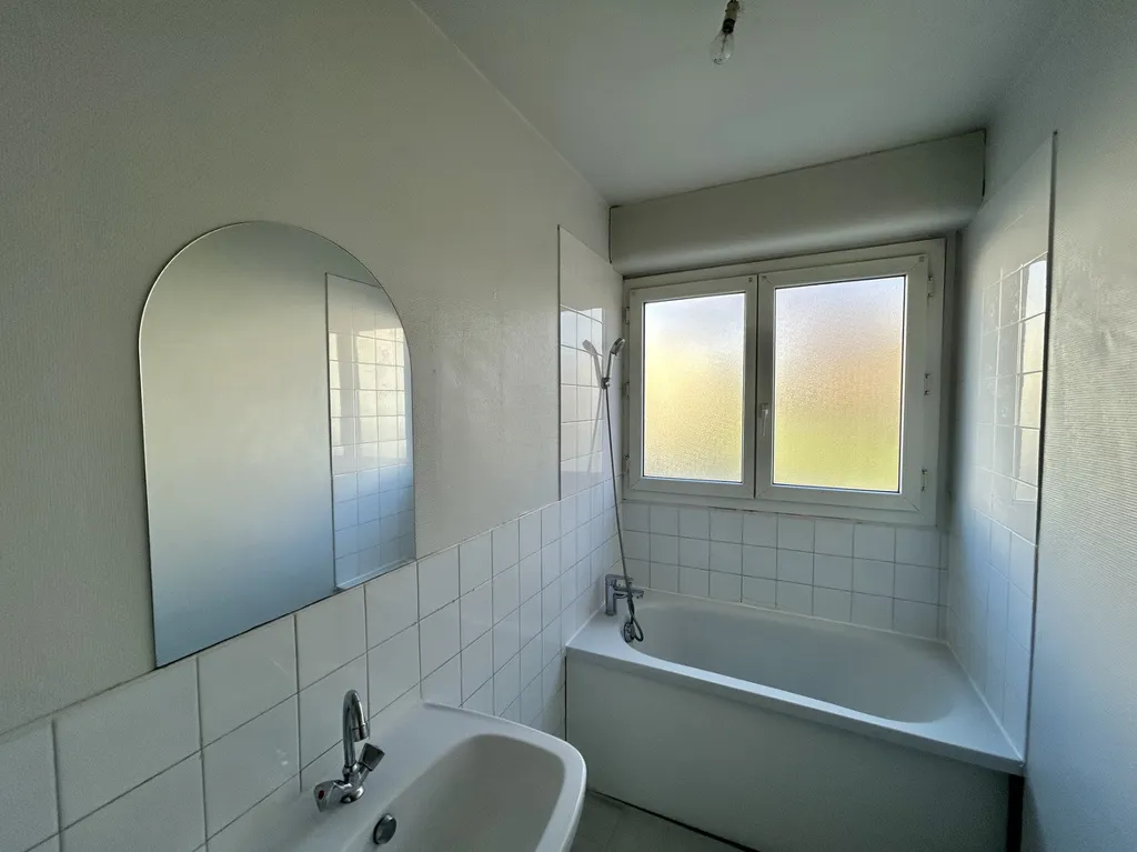 Vannitoad - 3-Bed Apartment with Balcony in Palaiseau