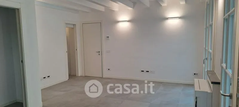 Rooms - Elegant Trilocale with Private Patio in Como