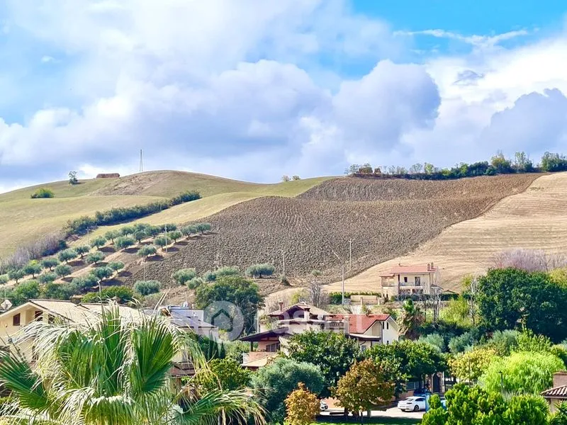 Bright 2-Bedroom Apartment with Balcony in Pineto
