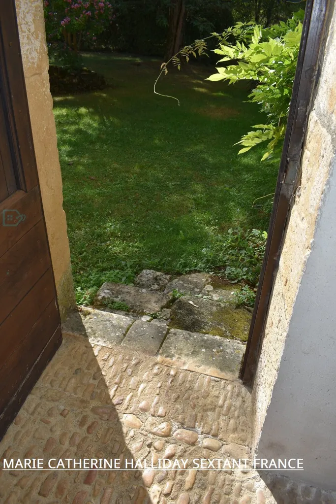 Aed - Perigordine House with Tower and Tennis Courts in Périgueux
