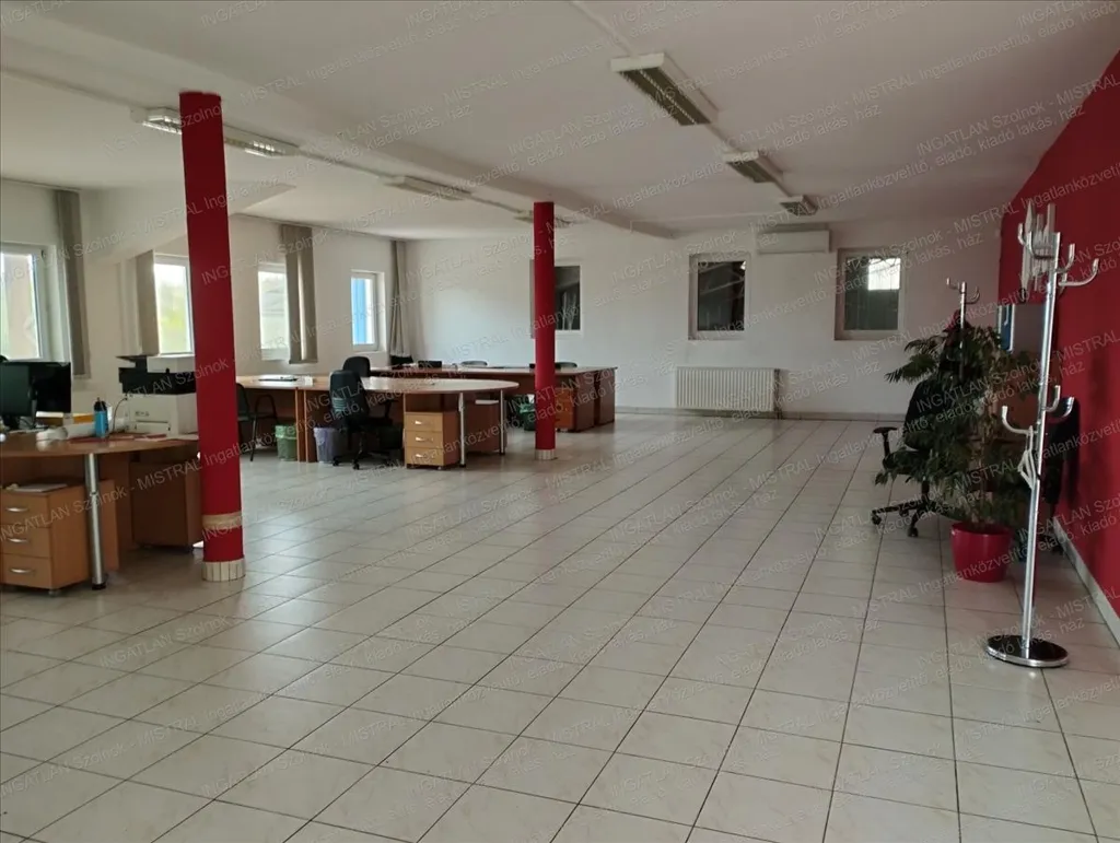 Rooms - Office Space with Garden in Southern District, Szolnok