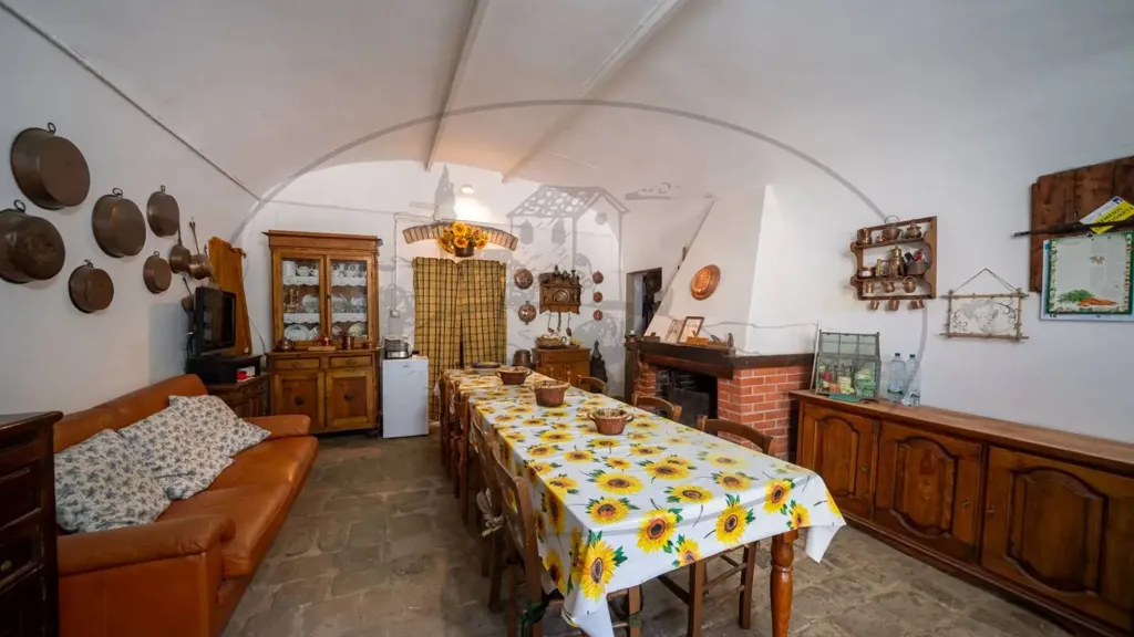 Söögituba - Rustic Farmhouse with Multiple Uses in Figline Valdarno