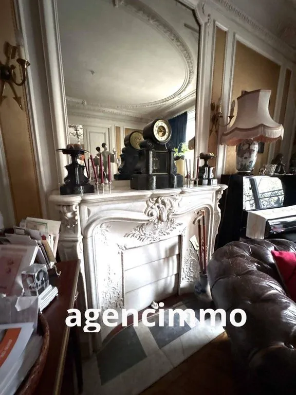 Soggiorno - Haussmannian Flat in Canal Saint Martin, Paris