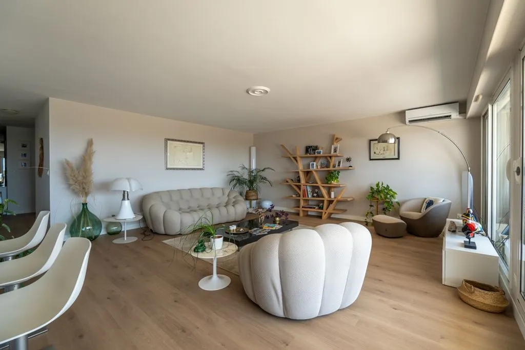 Living Room - Luxury Apartment with Sea View in Sète