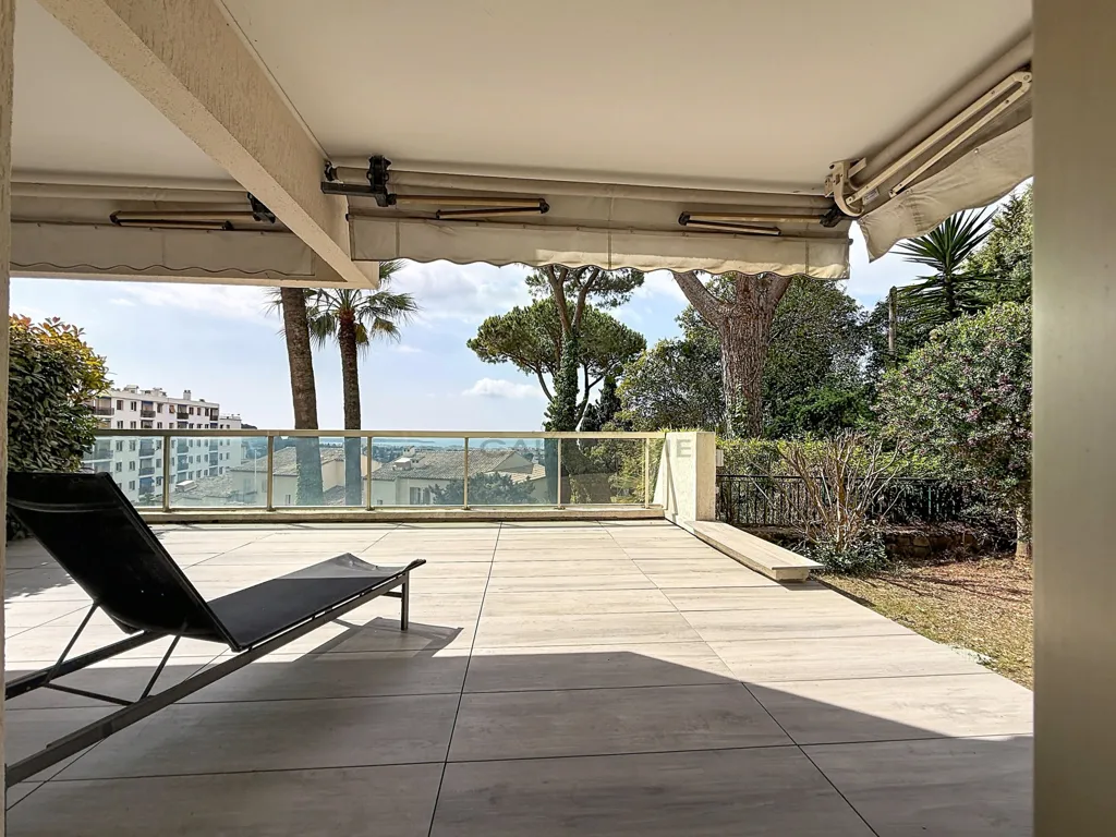 Terrace - 3-Piece Apartment with Sea View in Le Cannet