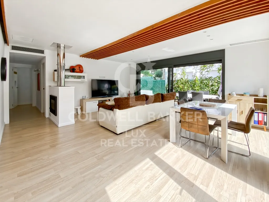 Elutuba - Modern House with Beachfront in L'Escalà