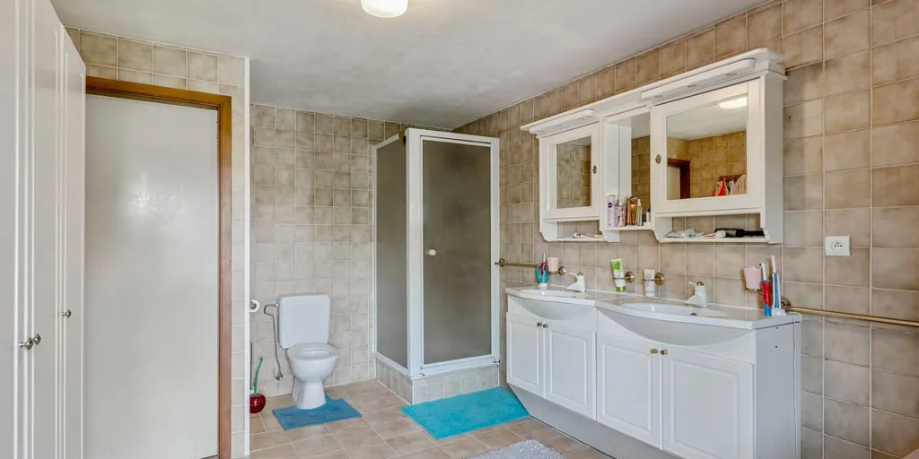 Bathrooms - Spacious House with Garden in Oud-Heverlee