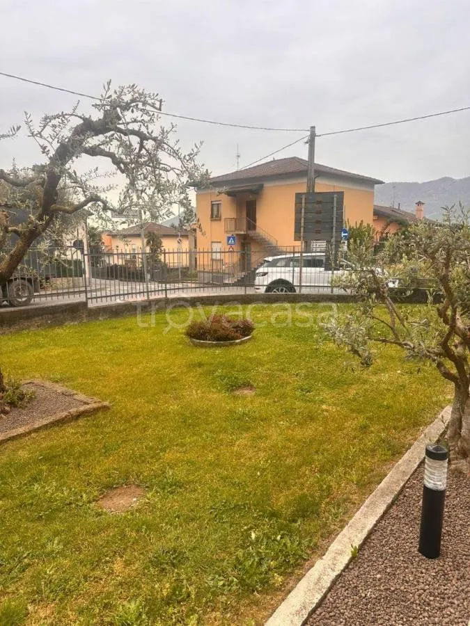 Garden - Two-Unit Apartment with Private Garden in Calolziocorte