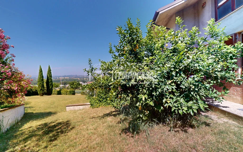 Jardin - Elegant Villa with Two Units in Camerata Picena