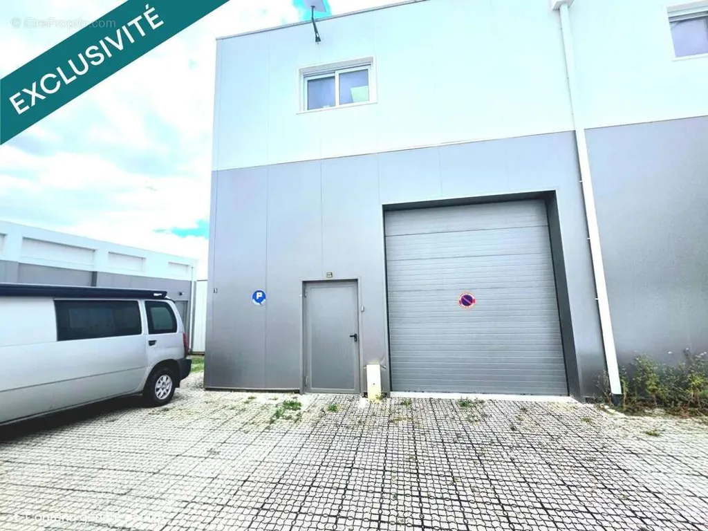 Esterno - Commercial Space with Parking in Brie-Comte-Robert
