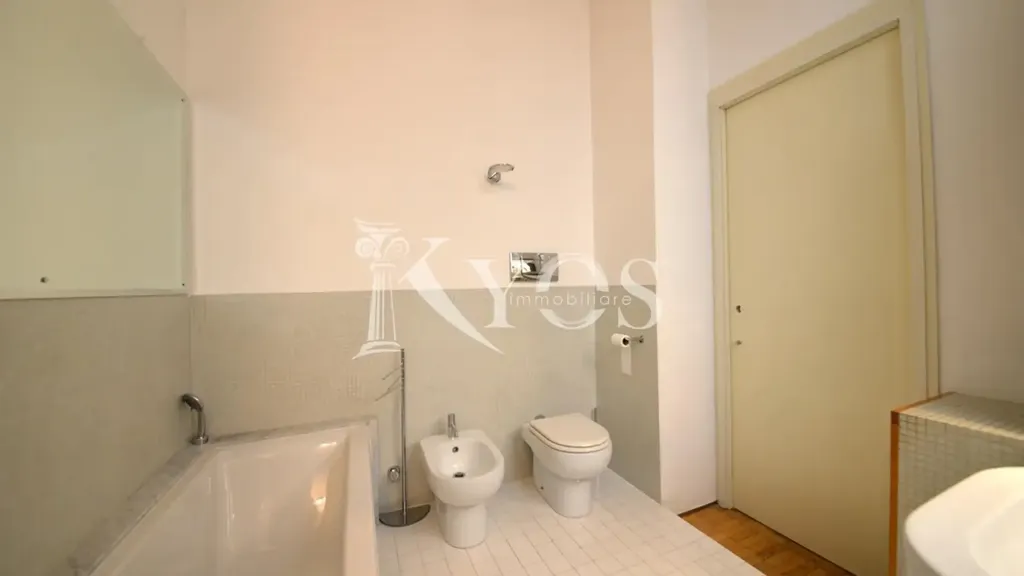 Vannitoad - Historic Triplex with Balcony in Milan