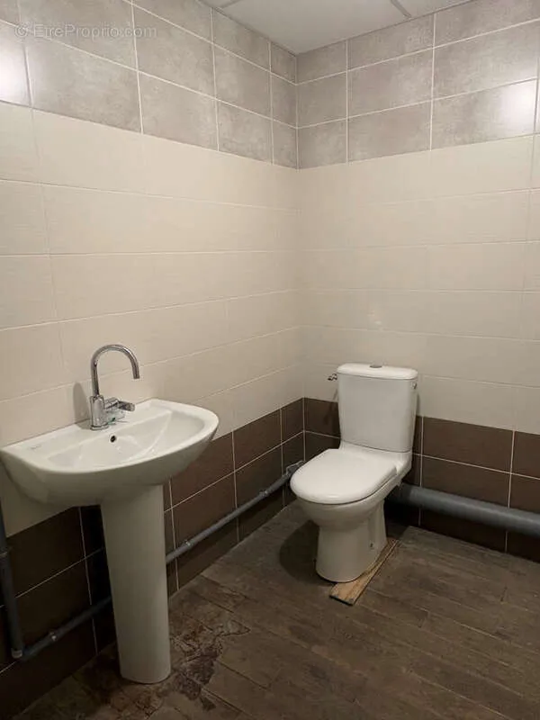 Bathrooms - Mixed-Use Building with Commercial Potential in Saint Yrieix