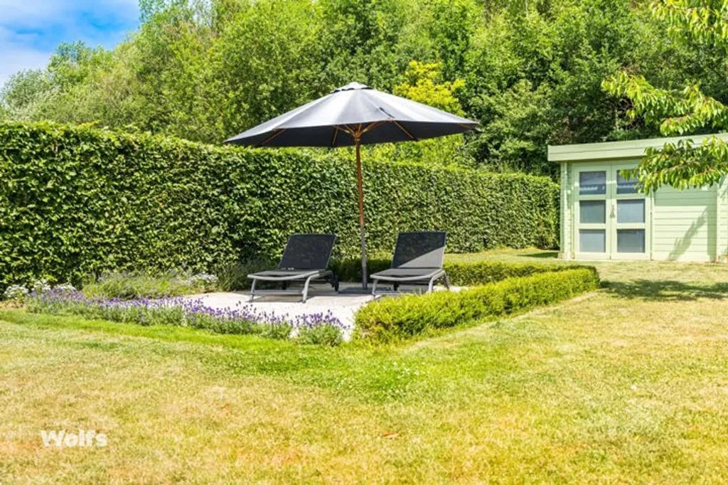 Aed - Spacious 2008 House with Garden in Semi-Detached Setting