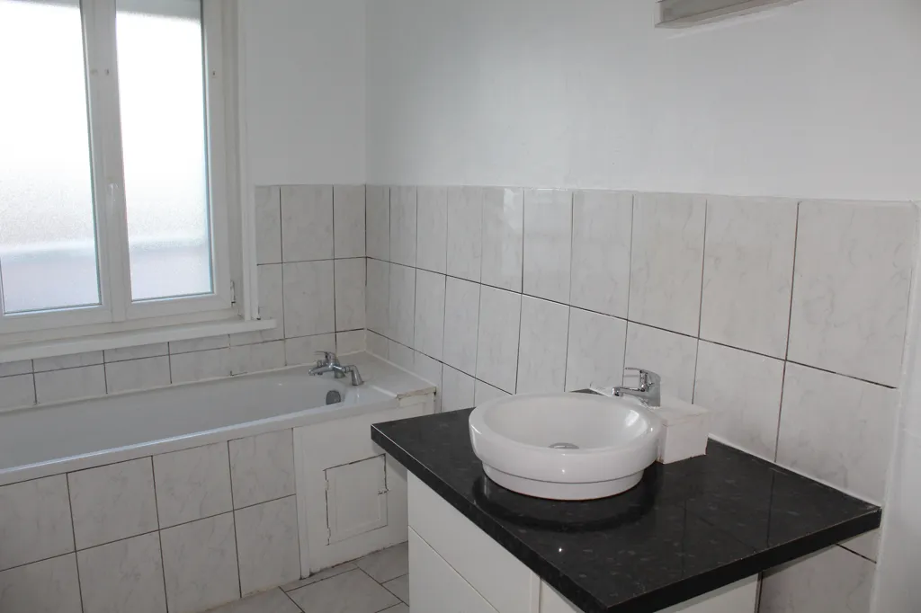 Salles de bain - Immeuble avec 3 Logements au Cœur du Cateau-Cambrésis