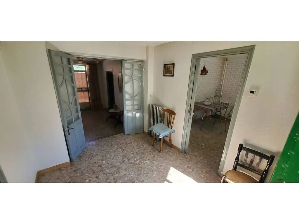 Esik - Spacious House with Multiple Garages in Novés