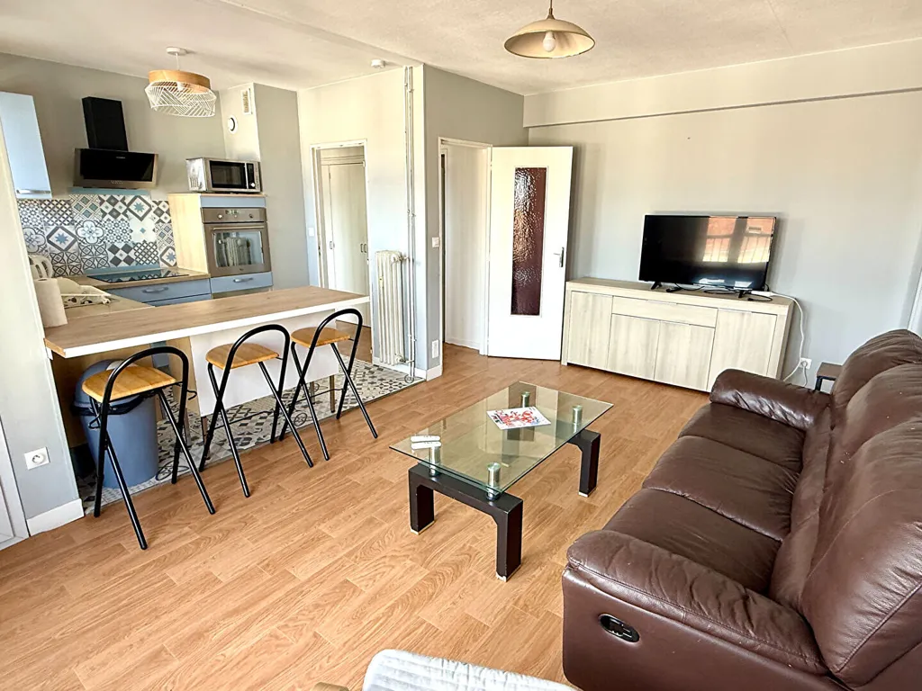 Soggiorno - 4-Bedroom Apartment with Balcony in Caen