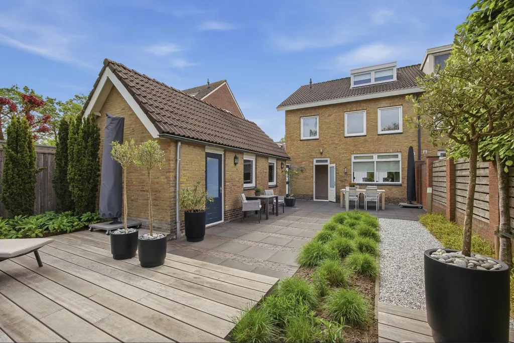 Jardin - Two-Storey House with Garden in Made