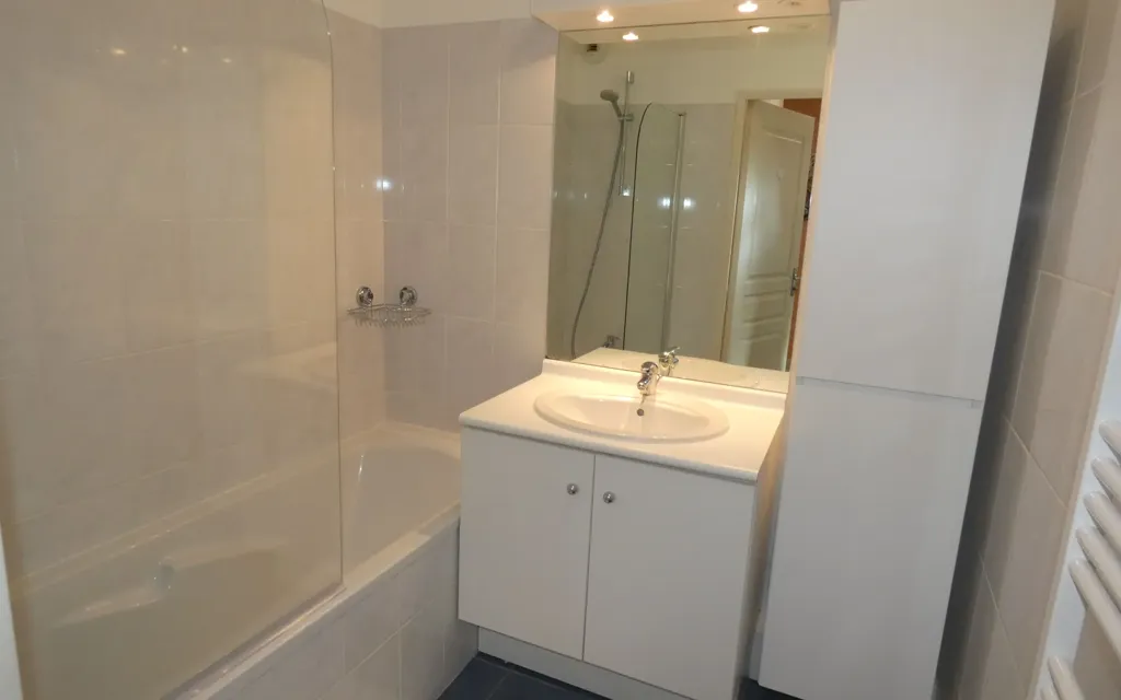 Salles de bain - Appartement avec Jardin Privatif à Pierre-Bénite