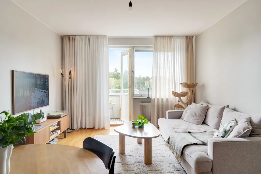 Elutuba - Apartment with South-Facing Balcony in Stureby