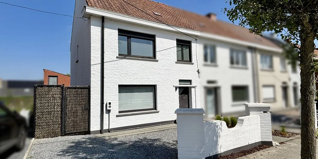 Extérieur - Maison Rénovée avec Garage à Tiegem