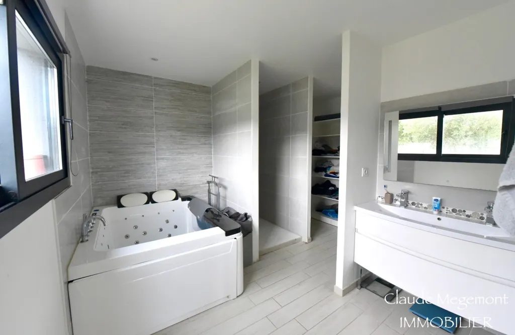 Salles de bain - Maison Contemporaine avec Piscine près de Lavaur