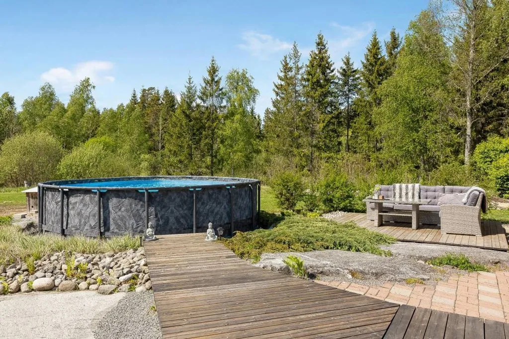 Piscine - Classical Red Villa with Pool in Tillinge