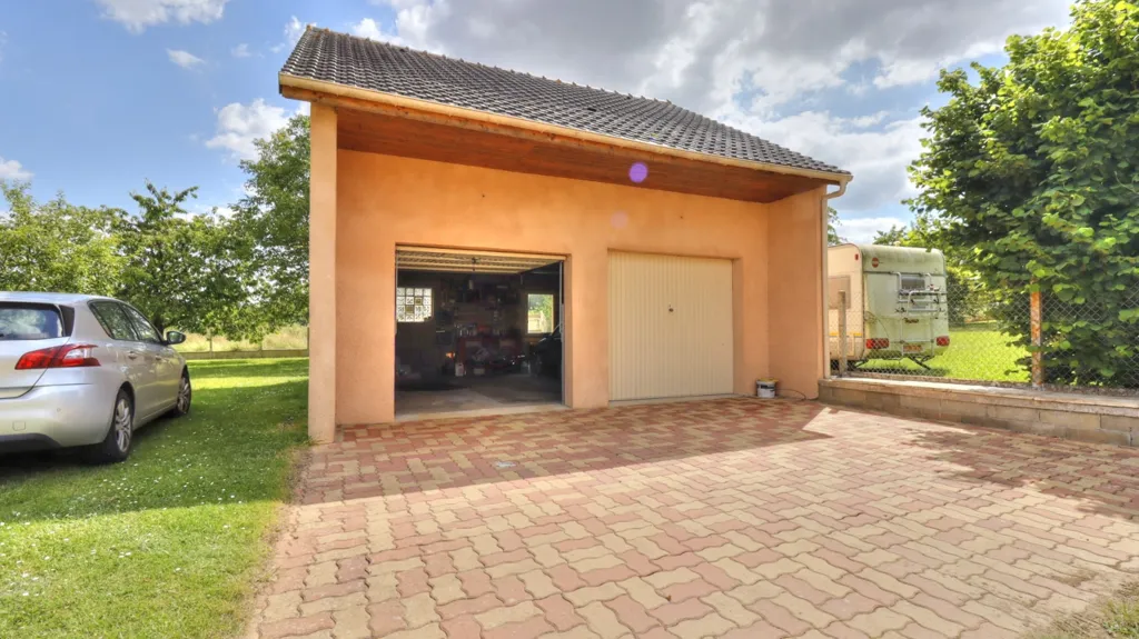 Extérieur - Maison Charmante avec Terrasse à 5' de Dreux