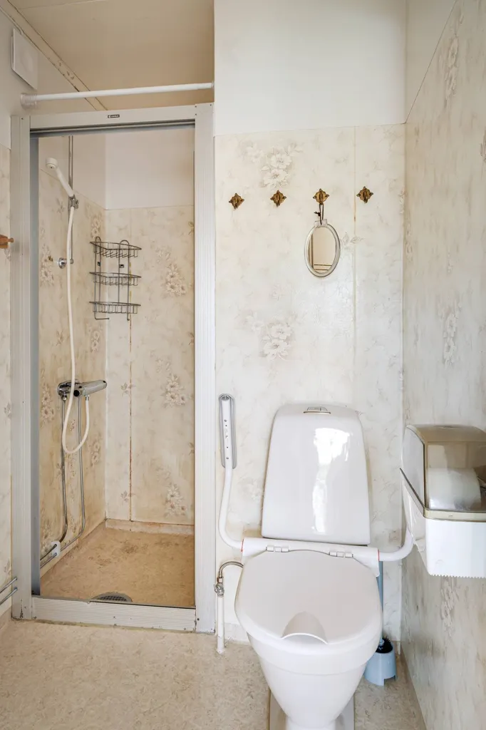 Salles de bain - Charming Villa with Rustic Lounge in Karlbo