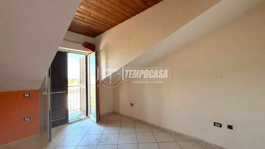 Rooms - Mansarded House with Balcony in Villaricca