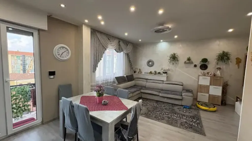 Sala da pranzo - Rearranged Apartment with Balcony in Asti