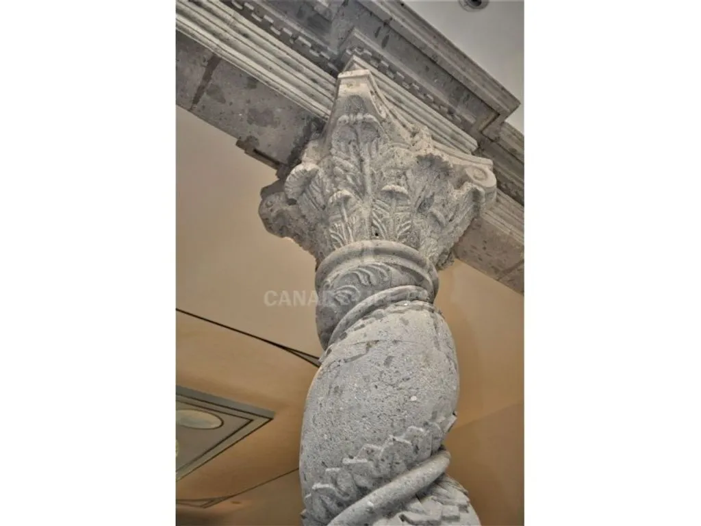 Pièces - Luxury Villa with Romanesque Features in San Bartolomé